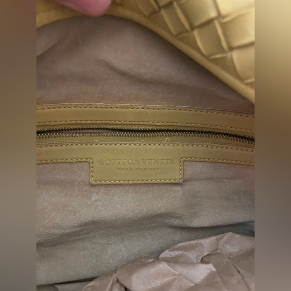 Authentic Bottega Veneta Habdbag - Picture 9 of 12